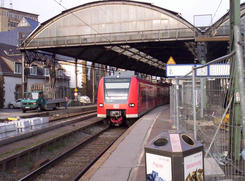 425 568(068) steht in Aachen Hbf zur Abfahrt nach Duisburg als RB 33 bereit. 03.04.2006