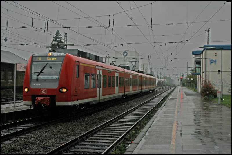 425 571 fhrt als RE16  RUHR-SIEG-EXPRESS , von Essen nach Siegen, in Plettenberg ein. (29.09.07)