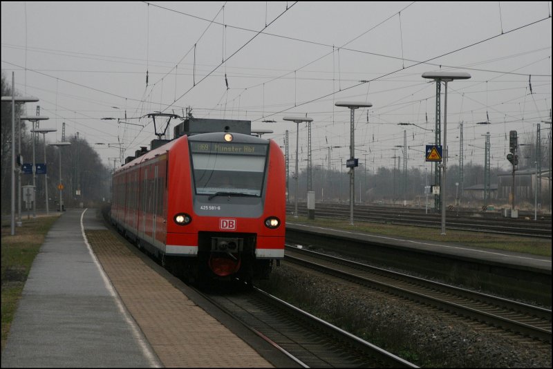 425 581/081 rollt p�nktlich als RB69 (RB 39924)  Ems-B�rde-Bahn , von Bielefeld Hbf nach M�nster (Westf) Hbf, in Rheda-Wiedenbr�ck ein. (29.02.2008)