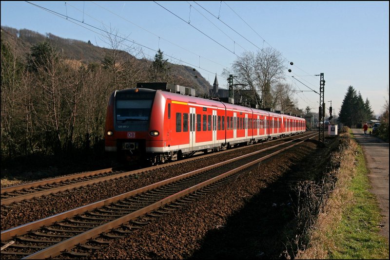 425 597/097 und 425 572/072 fahren am Mittag des 09.02.2008 als RE8 (RE 11320)  Rhein-Erft-Express  bei Leutesdorf nach M�nchengladbach Hbf.