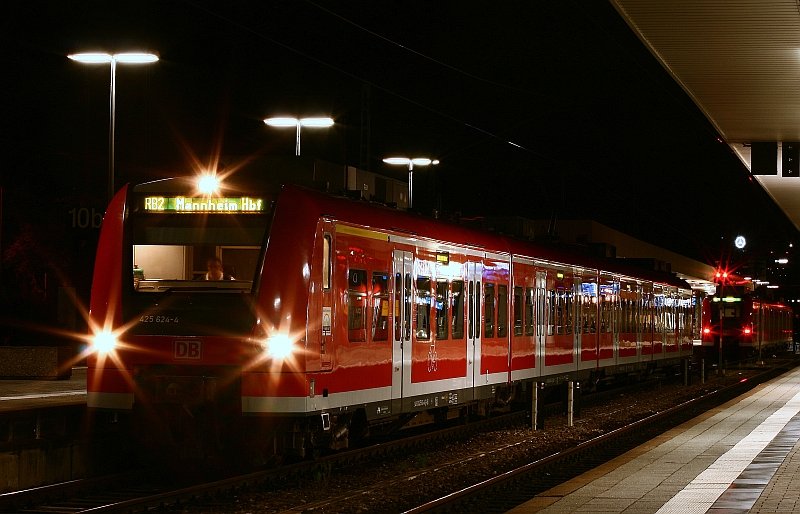 425 624 steht am spten Abend des 19. August 2008 als RB 18639 nach Karlsruhe an Gleis 10B in Mannheim Hauptbahnhof bereit. An Gleis 10A steht ein unbekannter 425 als RB 18702 nach Biblis bereit.