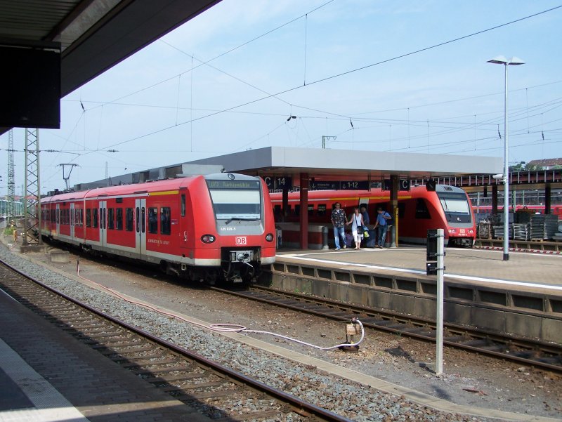 425 628-5 als RB73 Saarbrcken-Trkismhle (links) und 612 005-9 als RE Saarbrcken-Frankfurt/Main (rechts) am 10.06.07 in Saarbrcken Hauptbahnhof