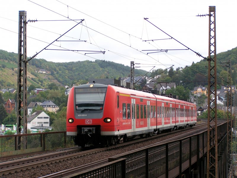 425 635-0 berquert als RB 81 von Koblenz nach Trier am 29.08.2009 die doppelstckige Moselbrcke bei Bullay.