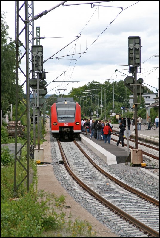 425 648/148 fhrt als RB 30237 von Kreuzstrae nach Rosenheim, in den Bahnhof Bad Aibling ein.
