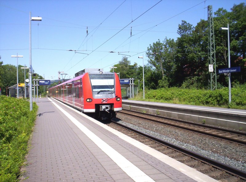 425 652/152 und ein weiterer 424 als S5 nach Paderborn bei der Einfahrt von Bad Mnder(Diester).