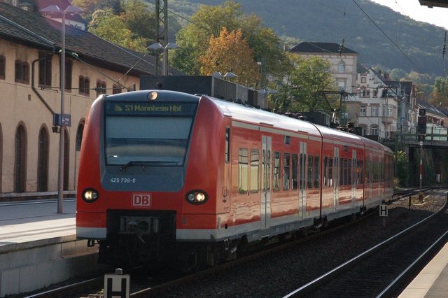 425-739 am spten Nachmittag des 25.09.2007. Der Zug auf der S1 erreicht gerade Neustadt (Weinstr.) Hbf und wird hier mit einem zweiten Zugteil vereint.