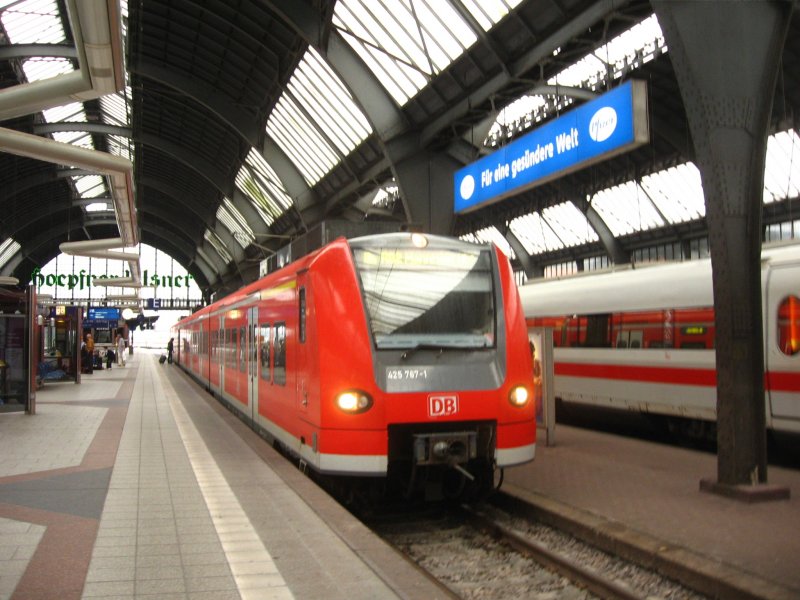 425 767-1 steht als RB nach Mannheim abfahrbereit im Hauptbahnhof Karlsruhe 7.8.07
