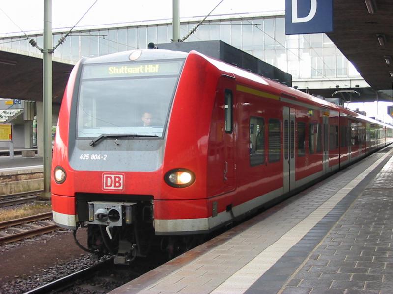 425-804 (425-303) steht in Heidelberg Hbf und wartet auf ihre Abfahrt nach Stuttgart.