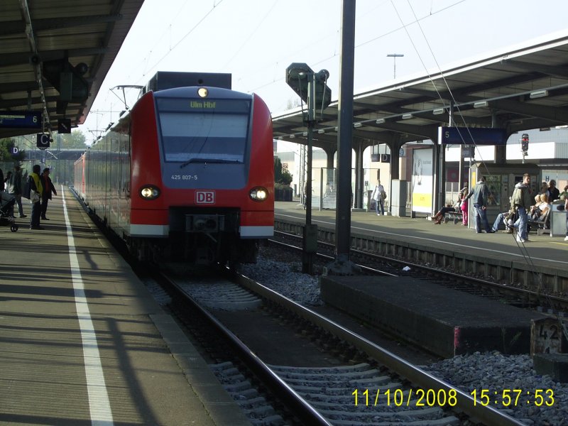 425 807-5 und 425 808-3 sind am 11.10.2008 zwischen Stuttgart und Ulm unterwegs. Hier bei der Einfahrt in den Bahnhof Gppingen.