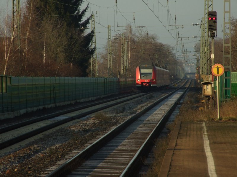 425er Doppel als RE11311 in Richtung Koblenz ist in der Anfahrt auf den Bahnhof Engers.16.12.07