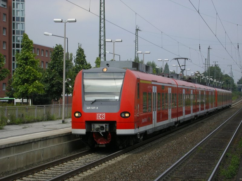 425er Duo,voraus 425 0527-9,als RB42 (RB20242) Mnster-Essen,
Einfahrt in Recklinghausen Hbf,Gleis1.(26.08.2008) 
