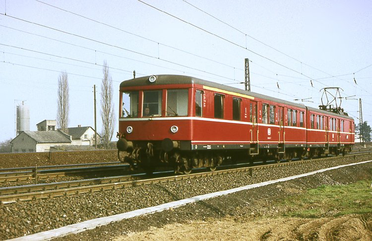 426 001 Steuerwagenseite kurz vor dem Bahnhof Neuwied. Februar 1976