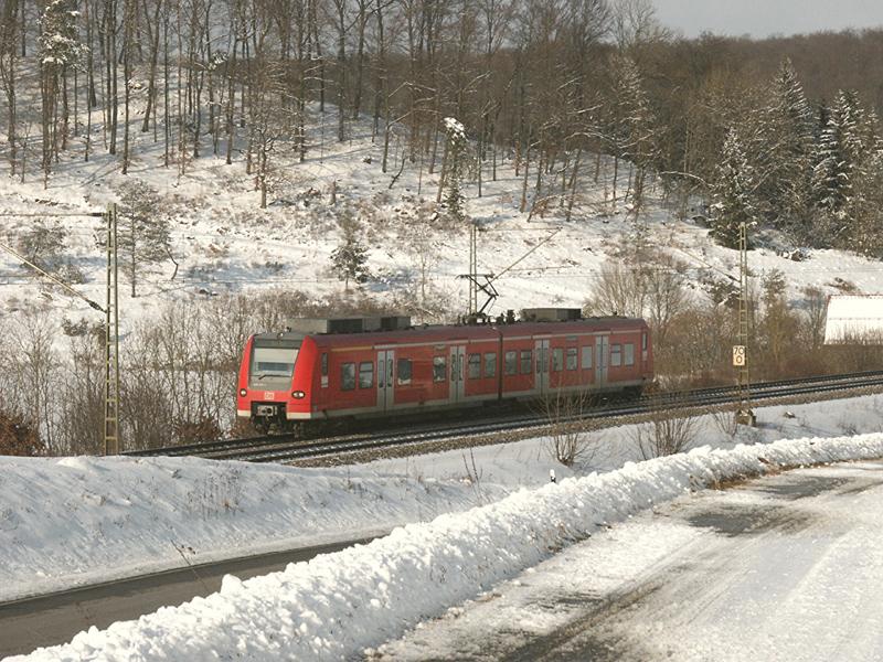 426 012-1 am 11.02.2006 als 19295 (Geislingen-Ulm) bei Urspring.
