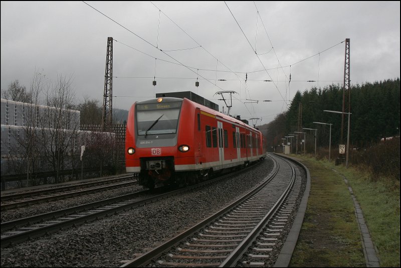 426 014/514 und 426 520/020 legen sich am Haltepunkt Littfeld als RE16, (RE 29671)  Ruhr-Sieg-Express  nach Siegen, in die Kurve. (01.12.2007)