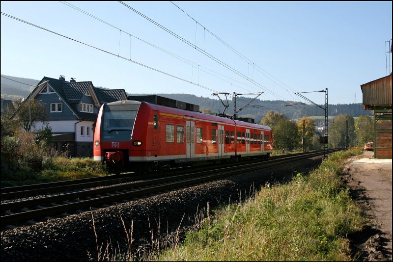 426 014/514 durchfhrt bei Lennestadt-Meggen das schne Sauerland als  Mini-RE16  RE16 (RE 29673)  Ruhr-Sieg-Express  auf dem Weg ins Siegerland. (14.10.2007)