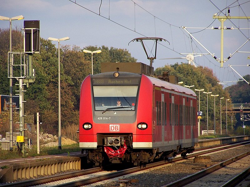 426 014/514 wo Planmig ja ein 425 fahren sollte, verlsst als RB33(11075) den Bahnhof Lindern in Richtung Aachen Hbf