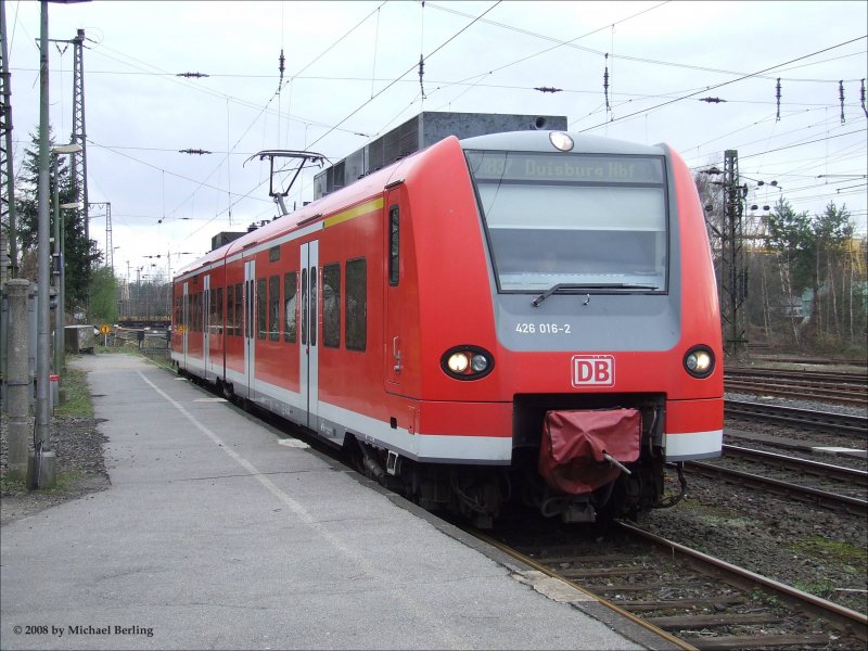 426 016-2 hat als RB37 ihre Endstation Duisburg Entenfang erreicht, sie wird in krze ihre rckfahrt richtung Duisburg Hbf antreten. 17.3.08