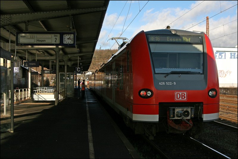 426 017/517 und 426 022/522 warten als RE16  Ruhr-Sieg-Express  in Siegen-Weidenau auf die Weiterfahrt. Heute sind neben den 426er auch der Bahnsteig geschichte. Die Bahnsteige wurden erhht und gleichzeitig gekrzt... (01.12.2007)