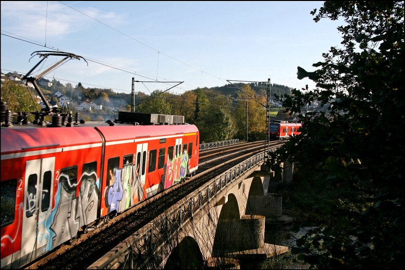 426 017/517 und 426 518/018 berqueren als RE16 (RE 29685)  RUHR-SIEG-EXPRESS  die Lenne bei Finnentrop und treffen den 426 022/522 als RE16 (RE 29686)  RUHR-SIEG-EXPRESS  nach Essen Hbf. (13.10.2007)