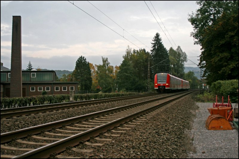 426 018/518 und 426 015/515 fahren als RE16 (RE 29686)  RUHR-SIEG-EXPRESS  von Siegen ber Kreuztal - Altenhundem - Finnentrop - Hagen nach Essen. Gru an den Lokfhrer;-) (03.10.07)