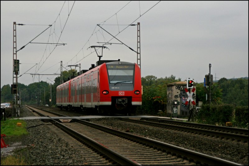 426 018/518 und 426 015/515 fahren als RE16 (RE 29686)  RUHR-SIEG-EXPRESS  von Siegen ber Kreuztal - Altenhundem - Finnentrop - Hagen nach Essen. (03.10.07)