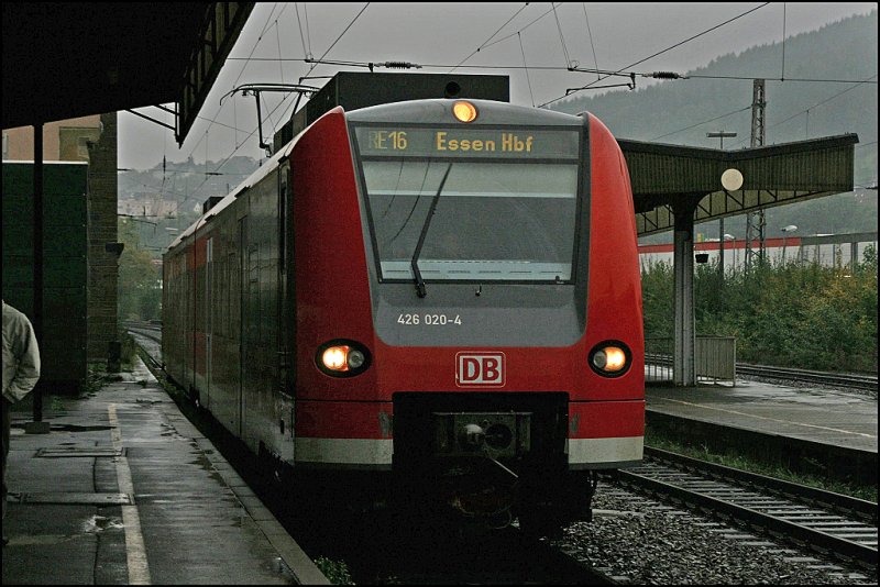 426 020 fhrt mit 22 Minuten Versptung, als  mini  RE16  RUHR-SIEG-EXPRESS nach Essen, in Plettenberg ein.