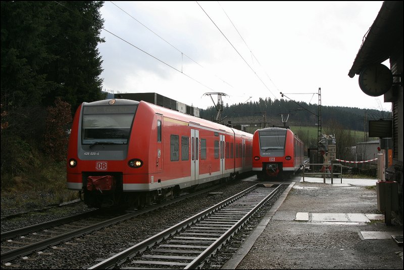 426 020/520 und 426 514/014 fahren als RE16 (RE 29676)  RUHR-SIEG-EXPRESS  nach Essen Hbf und treffen in Littfeld auf den 426 019/519 der als RE16 (RE 29673)  RUHR-SIEG-EXPRESS  nach Siegen. (01.12.2007)