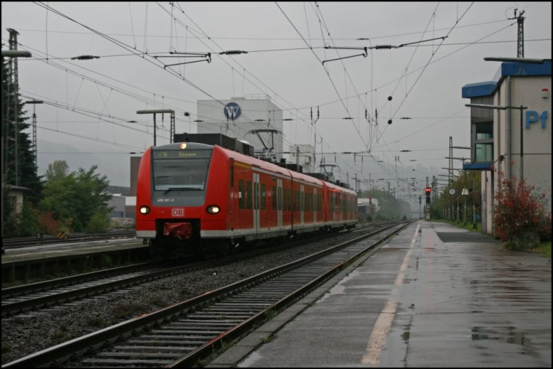 426 021 und 027 fahren als RE16  RUHR-SIEG-EXPRESS , von Essen nach Siegen, in Plettenberg ein.