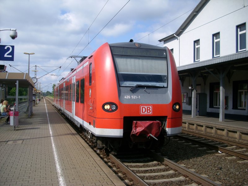 426 021-521 fhrt als RB 33 nach Duisburg in Geilenkirchen ein
