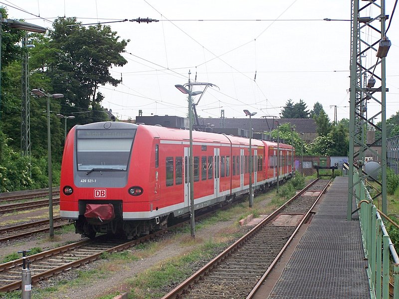 426 021/521 und 426 025/525 stehen den 22.05.08 ber, den ganzen Tag abgestellt. Die beiden kommen erst morgen(23.05.08) wieder zum Einsatz als Zwischentakt der RB33(M´gladbach - Wesel).
Hier in der Abstellanlage in Mnchengladbach