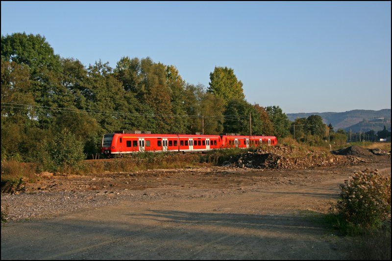 426 022/522 und 426 020/520 fahren bei Hohenlimburg als RE16 (RE 29686)  RUHR-SIEG-EXPRESS  nach Essen Hbf. (06.10.07)