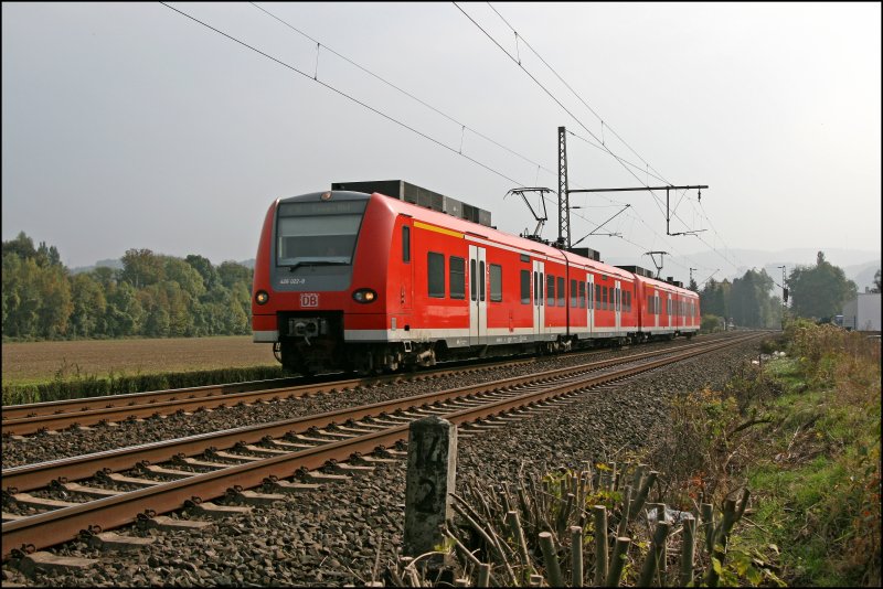 426 022/522 und 426 020/520 fahren als RE16 (RE 29678)  RUHR-SIEG-EXPRESS  bei Hohenlimburg nach Essen Hbf. (10.10.07)

