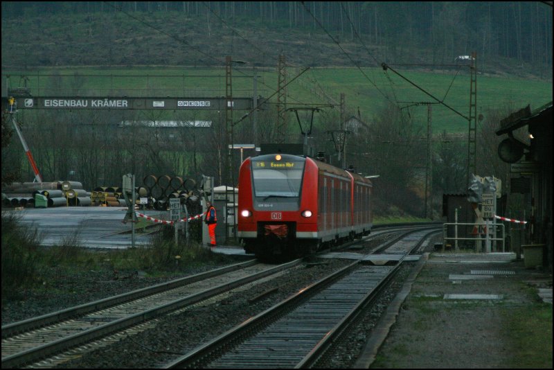 426 024/524 und 426 020/520 durchfahren als RE16 (RE 29672)  RUHR-SIEG-EXPRESS  den Haltpunkt Littfeld Richtung Essen Hbf.