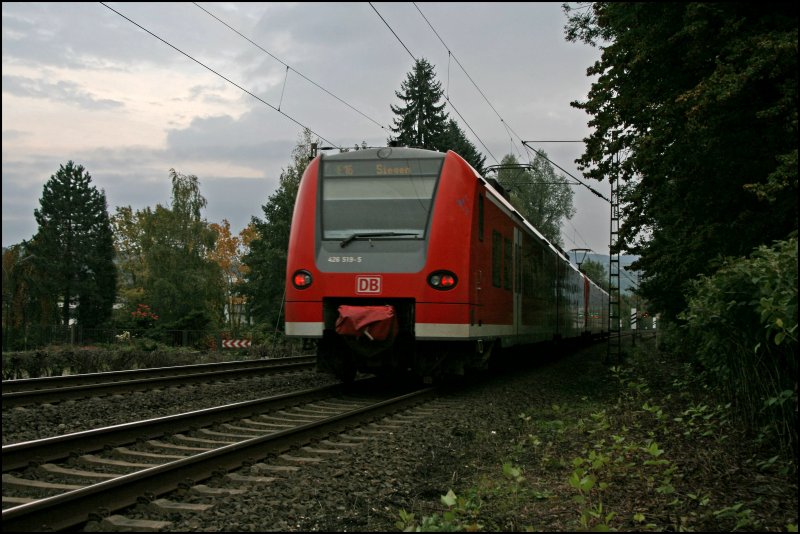 426 027/527 und 426 019/519 fahren als RE16 (RE 29687)  RUHR-SIEG-EXPRESS  von Essen nach Siegen. (03.10.07)
