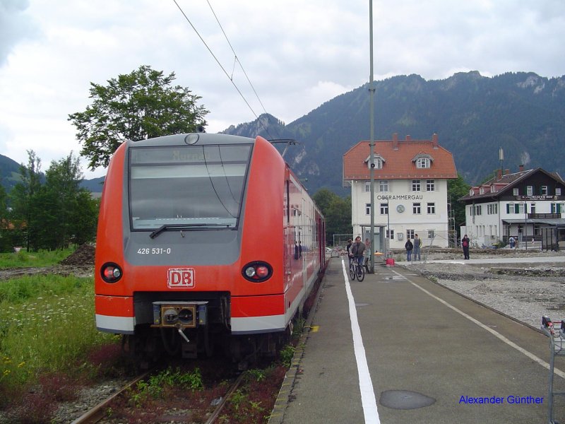 426 031-1 ist soeben von Murnau kommend in Oberammergau eingefahren und wird nach kurzer Wendezeit wieder seine Fahrt in Richtung Murnau als RB 30674 fortsetzen.