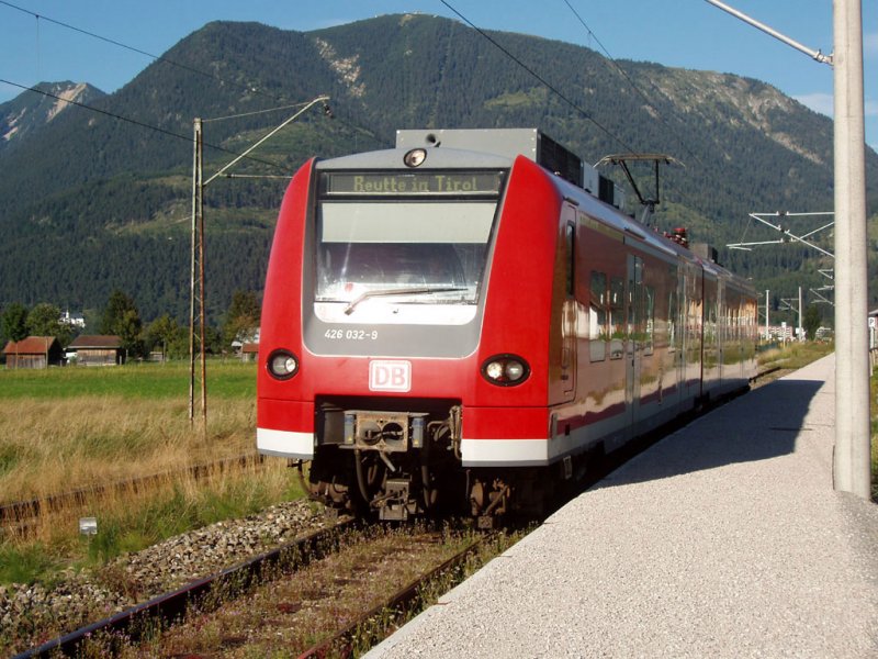 426 032-9 hat kurz Bahnhof Garmisch-Partenkirchen wiederverlassen und fhrt durch dem Haltepunkt Hausberg nach Reutte. 15.08.07