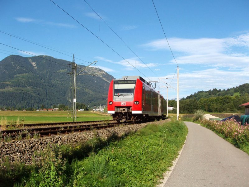 426 032-9 kommt aus Reutte und wird kurz Bahnhof Garmisch-Partenkirchen erreichen. Hier bei Haltepunkt Hausbergbahn. 15.08.07 