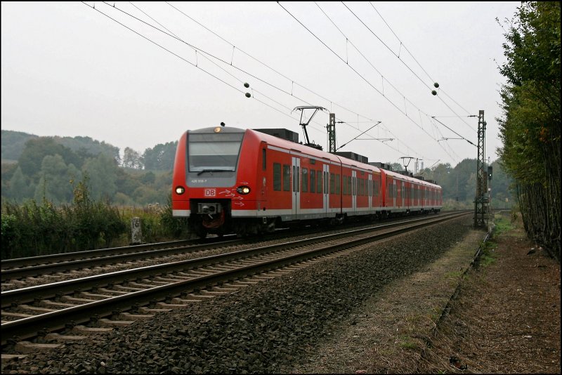 426 518/018 und 425 063/563 sind bei Hohenlimburg als RE16, (RE 29683)  Ruhr-Sieg-Express  nach Siegen, unterwegs.