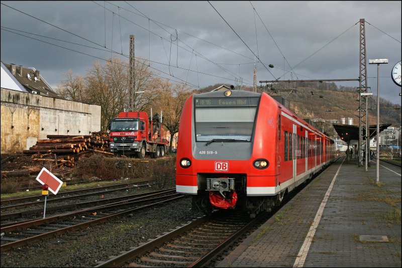 426 519/019 und 426 517/017 verlassen als RE16  Ruhr-Sieg-Express  den Bahnhof von Letmathe. (07.12.2007)