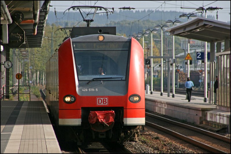 426 519/019 und 426 527/027 fahren als RE16 (RE 29686)  RUHR-SIEG-EXPRESS  nach Essen Hbf, in Kreuztal ein.