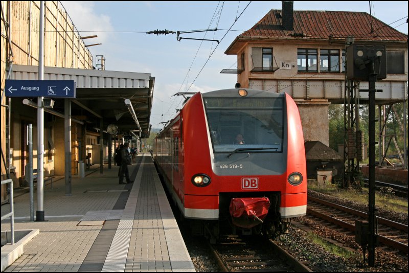 426 519/019 und 426 527/027 fahren als RE16 (RE 29686)  RUHR-SIEG-EXPRESS  nach Essen Hbf, in Kreuztal ein. Gru an den Lokfhrer;-)