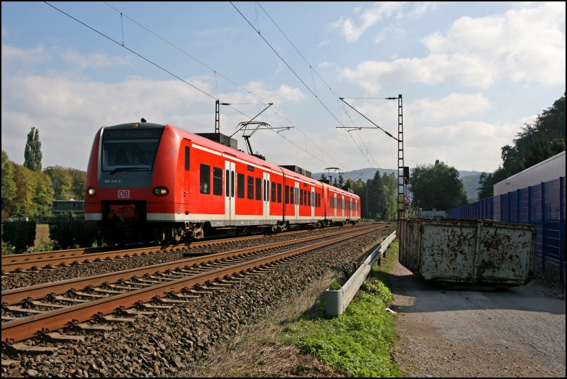 426 519/019 und 426 527/027 fahren bei Hohenlimburg als RE16 (RE 29680)  RUHR-SIEG-EXPRESS , von Siegen ber Altenhundem und Hagen nach Essen Hbf. (06.10.07)