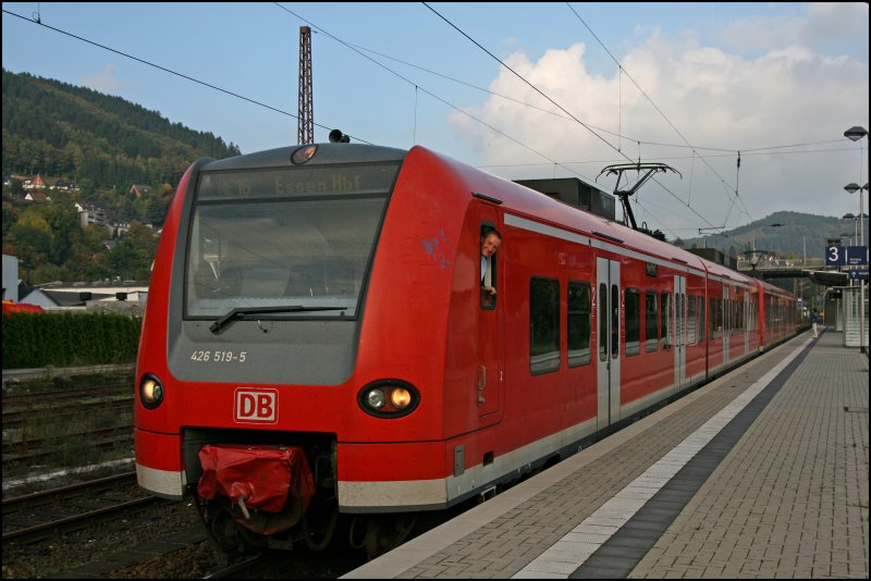 426 519/019 und 426 527/027 stehen als RE16 (RE 29686)  RUHR-SIEG-EXPRESS  nach Essen Hbf, in Werdohl. Gru an den Lokfhrer;-) (04.10.07)