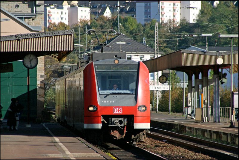 426 519/019 und ein Schwestertriebzug rollen als RE16, (RE 29684)  RUHR-SIEG-EXPRESS  nach Essen Hbf, in Plettenberg ein. Gru an den Tf;-) (13.10.2007)