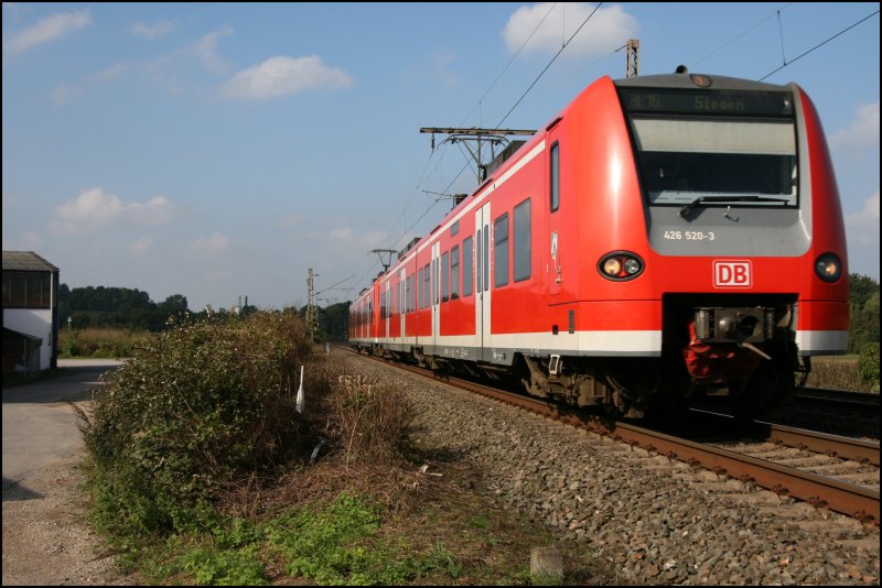426 520/020 und 426 522/022 fahren als RE16 (RE 29681) RUHR-SIEG-EXPRESS  bei schnen Fotowetter Richtung Siegen. (06.10.07)