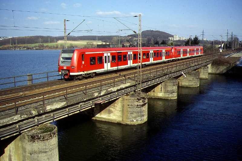 426 521/021 mit einem weiteren 426 als RE 16 (Siegen - Essen) auf der Ruhrbrcke in Wetter (13. Mrz 2006)