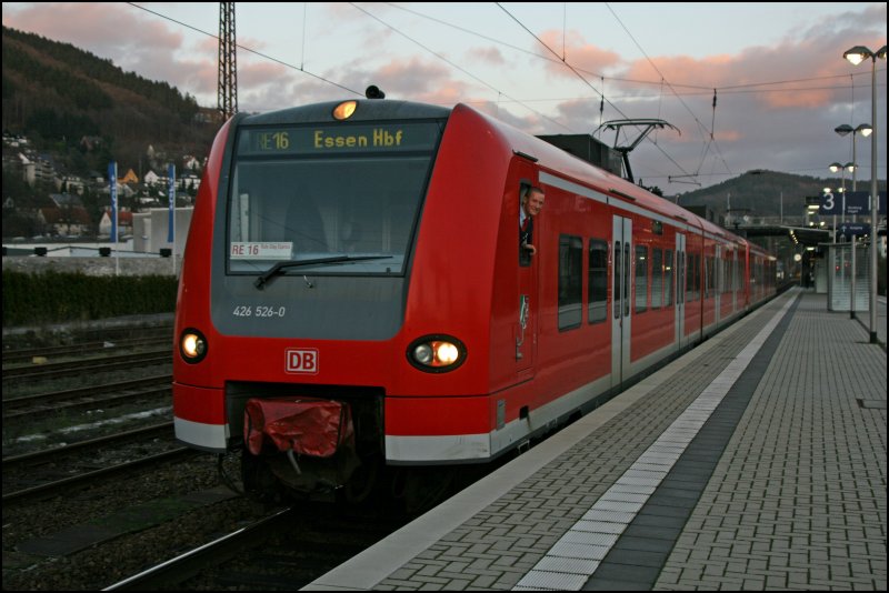 426 526/026 und 426 515/015 sind als RE16 (RE 29684)  RUHR-SIEG-EXPRESS  in Werdohl angekommen. Frohe Weinachten auch an den TF ;-)))) (01.12.07)