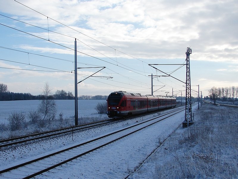 427 001 bei der Anfahrt auf den Bahnhof Martensdorf, am verschneiten 25.03.08.