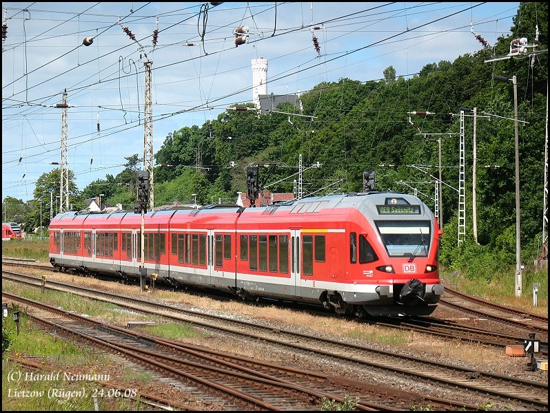 427 004 verlsst als RE33209 Rostock Hbf - Sassnitz (RE9 HanseExpress) den Bahnhof Lietzow auf Rgen, 24.06.08. Im Hintergrund 427 005 der den Anschlu nach Ostseebad Binz fhrt.