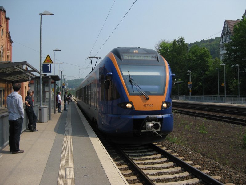 427 506 bei der Einfahrt am 1.05.09 als CAN 31715 aus Gttingen in Hann. Mnden auf Gl. 1. Nach kurzem Halt geht es ber Speele, Fuldatal-Ihringshausen und Vellmar-Niedervellmar nach Kassel Hbf.